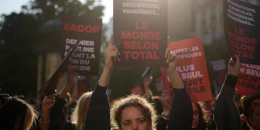 Umweltaktivisten protestieren gegen das Pipeline-Vorhaben des französischen Öl- und Gasriesen TotalEnergies.