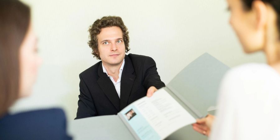 Wer im Lebenslauf mehrmonatige Lücken lässt, muss sich im Vorstellungsgespräch auf Fragen nach der Unterbrechung einstellen.
