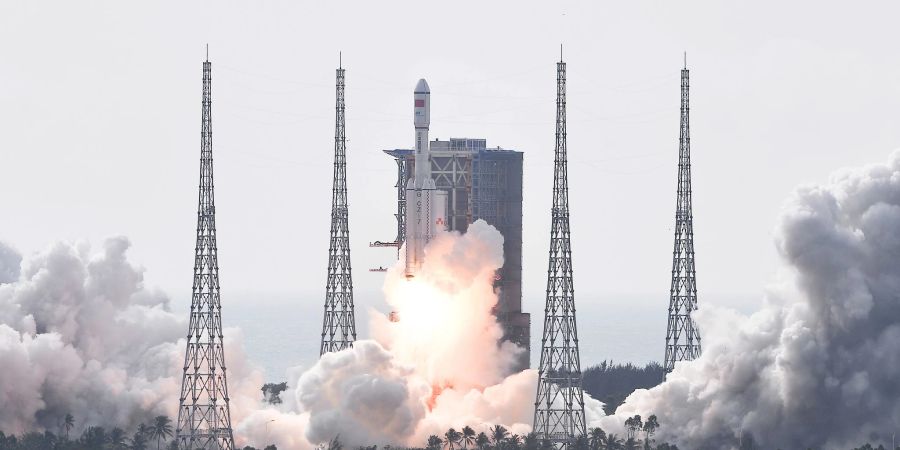 Eine Rakete vom Typ «Langer Marsch 7-Y6» startet vom Raumfahrtbahnhof Wenchang.