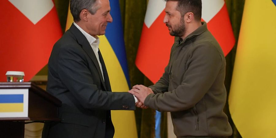 Bundespräsident Ignazio Cassis traf am 20. Oktober in Kiew den ukrainischen Präsidenten Wolodymyr Selenskyj. Der Überraschungsbesuch wurde in den Medien zu früh publik. (Archivbild)