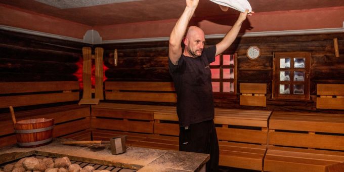Saunameister Marcus Krämer wirbelt in einer Sauna der SchwabenQuellen Stuttgart mit einem Handtuch heisse Luft umher. Saunameister Marcus Krämer wirbelt in einer Sauna der SchwabenQuellen Stuttgart mit einem Handtuch heisse Luft umher.