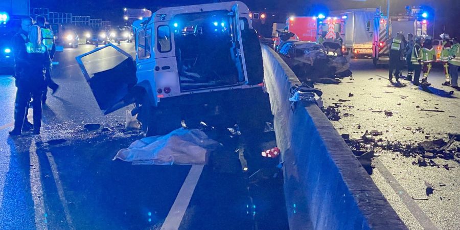 Rettungskräfte stehen auf der A40: Hier kam es zu einem Unfall nach einer Falschfahrt.