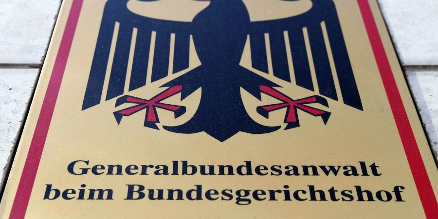 Ein Schild mit Bundesadler am Sitz der Bundesanwaltschaft in Karlsruhe.