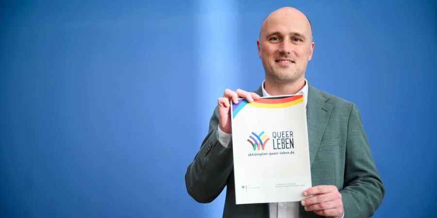 Sven Lehmann (Bündnis 90/Die Grünen) stellt den Aktionsplan der Bundesregierung «Queer leben» vor.