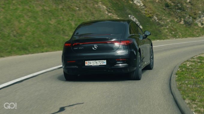 Das Luftffahrwerk im Merceds hat es Cyndie angetan. Mercedes EQE von hinten
