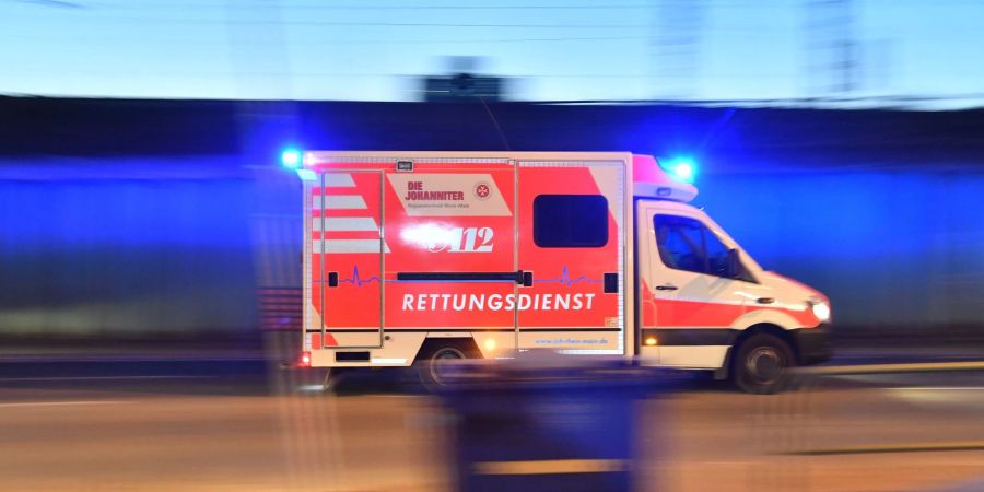 Ein Rettungswagen mit eingeschaltetem Blauchlicht im Einsatz.