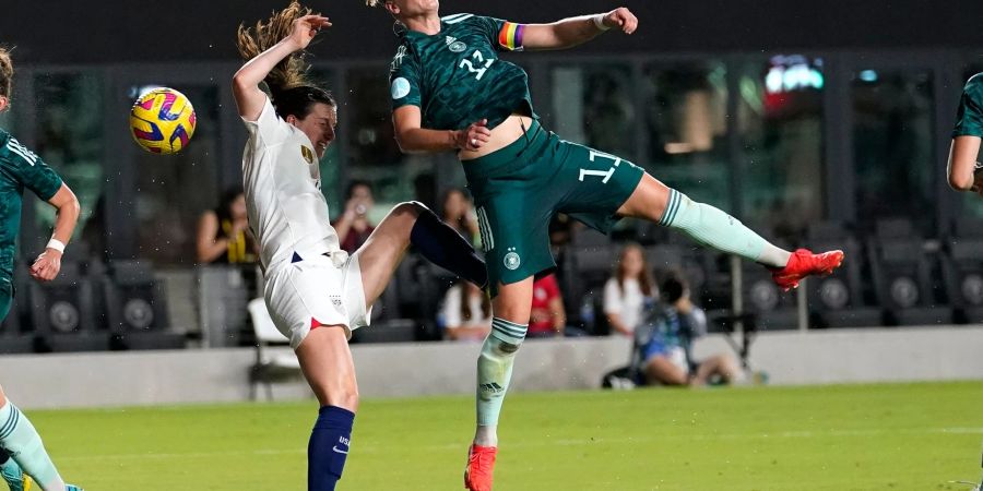 Die amerikanische Mittelfeldspielerin Andi Sullivan (l) und die deutsche Stürmerin Alexandra Popp kämpfen um den Ball.