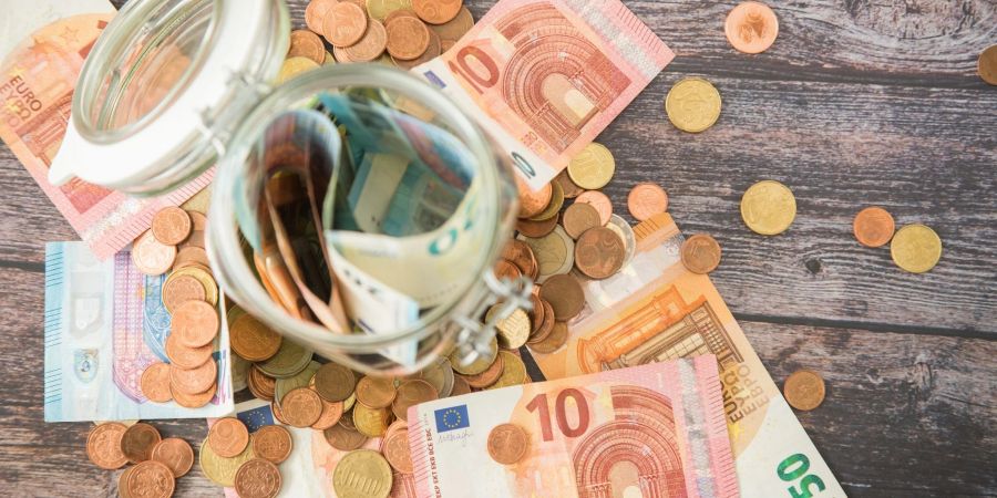 Zwar kein Geldregen, aber immerhin ein wenig Ertrag: die Zinsen aufs Tages- und Festgeld werden wieder attraktiver.