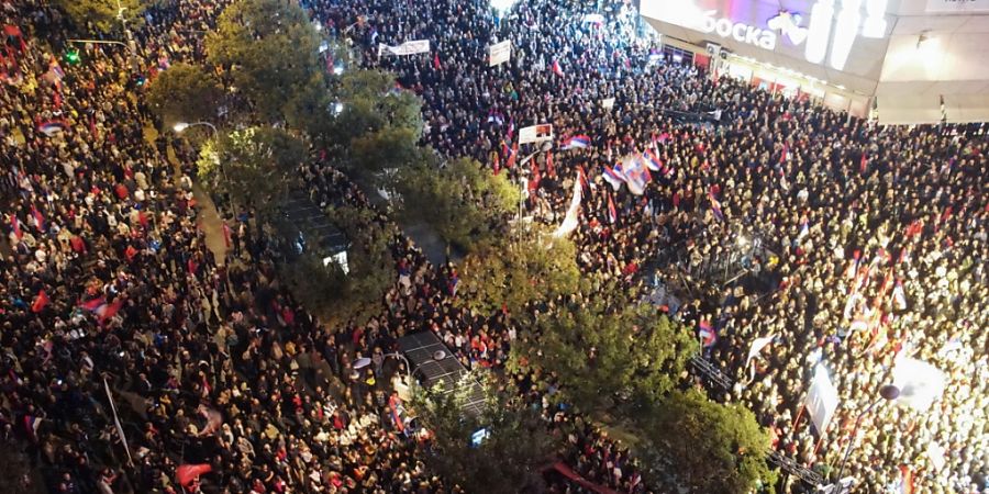 Der bosnische Serbenführer Milorad Dodik hat am Dienstag mit zehntausenden Anhängern in Banja Luka gegen eine Neuauszählung der Stimmen zur Präsidentschaftswahl in der serbischen Teilrepublik in Bosnien-Herzegowina demonstriert.