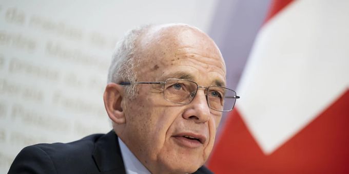 Finanzminister Ueli Maurer warnt für die kommenden Jahre vor tiefroten Zahlen. (Archivbild) Finanzminister Ueli Maurer warnt für die kommenden Jahre vor tiefroten Zahlen. (Archivbild)