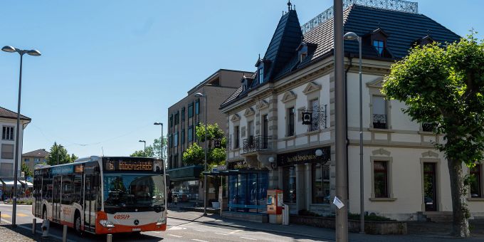 Ein Bus im Zentrum von Zuchwil. Ein Bus im Zentrum von Zuchwil.