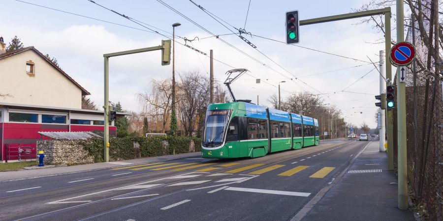 Birsfelden ist durch die Tramlinie 3 mit Basel und durch die Buslinien 80 und 81 mit Liestal verbunden.