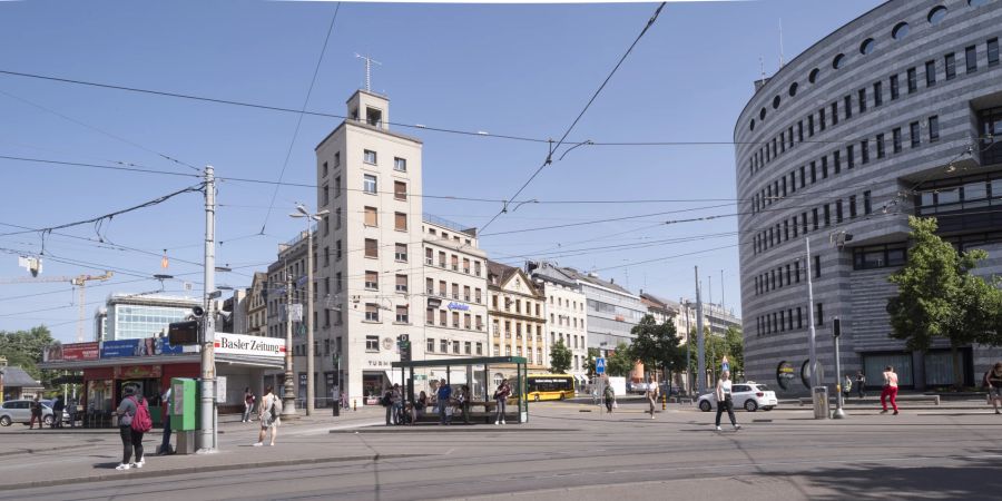 Der Aeschenplatz in Basel mit dem Turmhaus. Der Platz wurde 1895 durch ein elektrisches Tram erschlossen, in den 1920er Jahren löste der Bau des Turmhauses eine Debatte zum Bau von Hochhäusern aus.