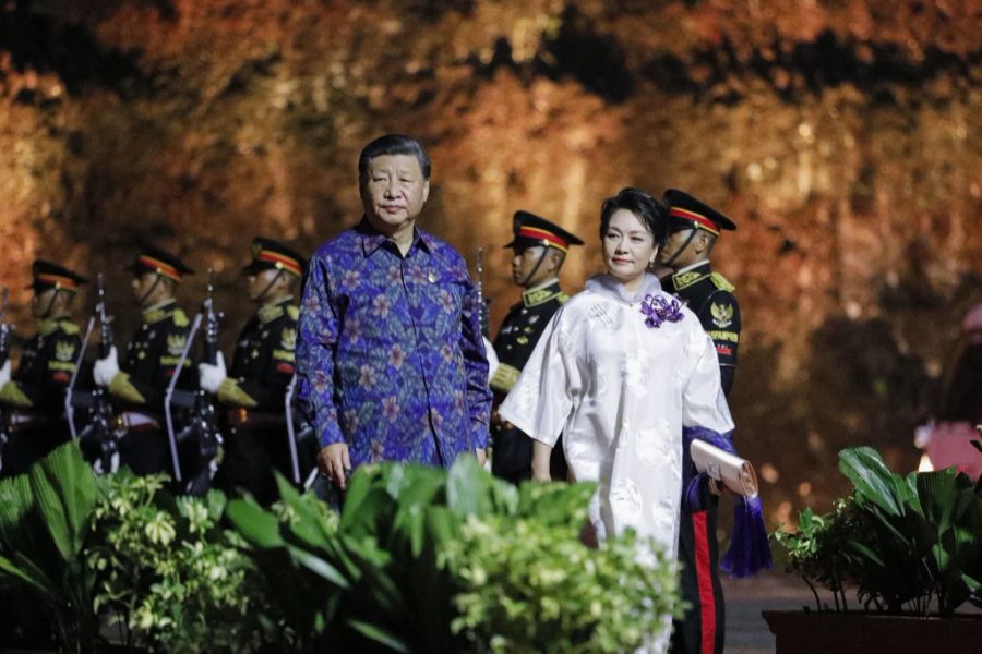 Chinas Präsident Xi Jinping zeigt sich am G20-Gipfel im hellvioletten Hemd mit Blumenmuster.