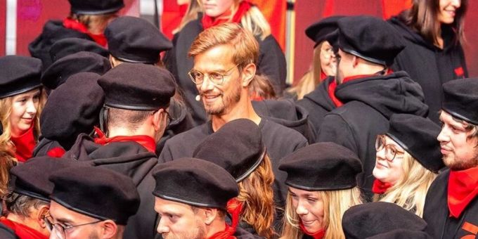Joko Winterscheidt versteht die Welt nicht mehr: 100 seiner Kollegen treten für ProSieben gegen ihn und Klaas Heufer-Umlauf an. Joko Winterscheidt versteht die Welt nicht mehr: 100 seiner Kollegen treten für ProSieben gegen ihn und Klaas Heufer-Umlauf an.