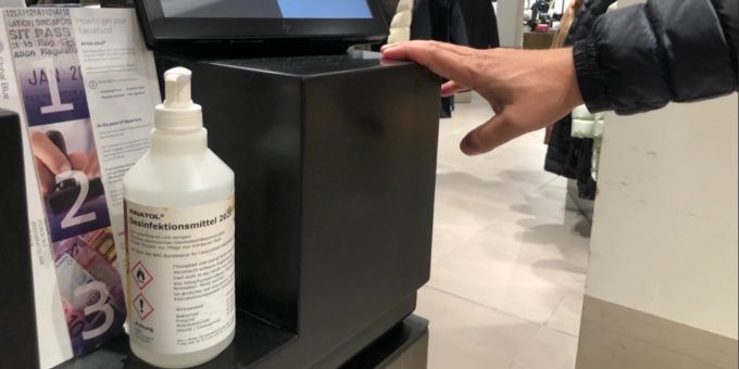 Eine leere Desinfektionsmittel-Flasche im Zürcher Jelmoli. coronavirus