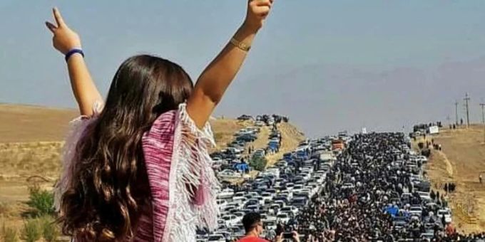 Menschen auf dem Weg zum Grab von Mahsa Amini iran