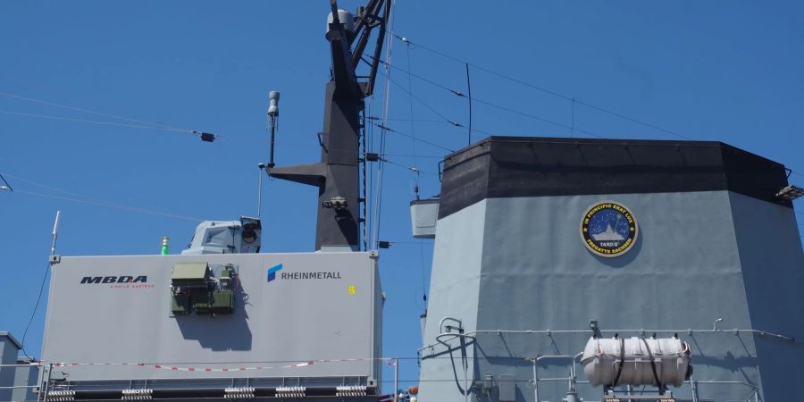 Ein Laserwaffendemonstrator, der in einem 20-Fuss-Container auf Deck der Fregatte «Sachsen» integriert ist.