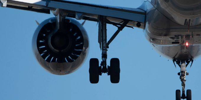 Mitarbeiter entdeckten in einem Fahrwerkschacht eines Flugzeugs eine Leiche. Mitarbeiter entdeckten in einem Fahrwerkschacht eines Flugzeugs eine Leiche.