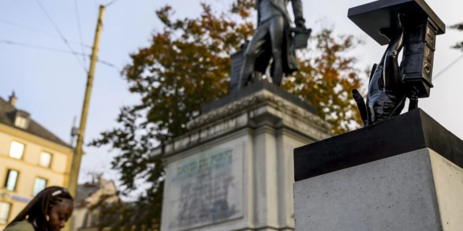 Die Skulptur «Great in the concrete» des Künstlers Mathias Pfund steht jetzt neben der Statue von David de Pury in Neuenburg. Zusammen mit einer Erklärungstafel rückt sie das Denkmal in ein neues Licht.