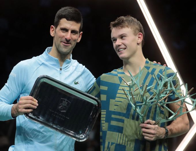 Holger Rune darf sich über den Titel in Paris-Bercy freuen. Im Final setzt er sich gegen Djokovic durch. Djokovic