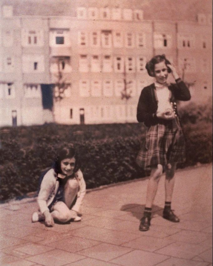 Anne Frank (l) und Hannah Pick-Goslar lernten sich in der Schule in Amsterdam kennen. Hannah Pick-Goslar