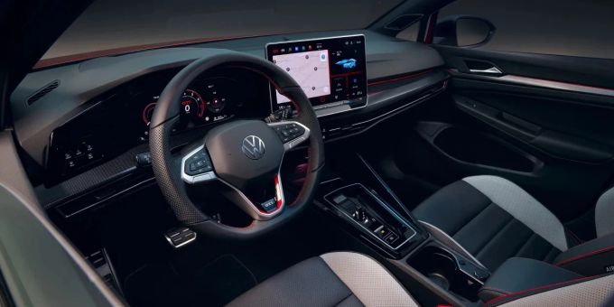 Im Interieur des Volkswagen Golf GTI 8.5 ändert sich viel und wenig zugleich: Vor allem die Qualität und Bedienung wird deutlich verbessert. Volkswagen Golf GTI Facelift