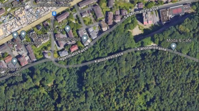 Die Kantonspolizei Luzern vermutet, dass der Lenker von der Kanonenstrasse abgekommen und runter zur Sagenmattstrasse gefallen ist. Unfall Luzern