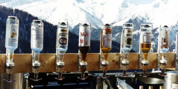 Ob Alkohol bei Unfällen auf der Ski-Piste mit im Spiel ist, scheint nicht überprüft zu werden. (Symbolbild) Alkohol Ski Piste