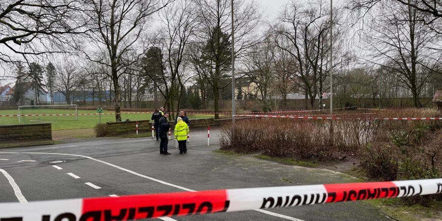 Polizeiabsperrung am Fundort eines Neugeborenen unweit eines Schulgeländes in Bielefeld.