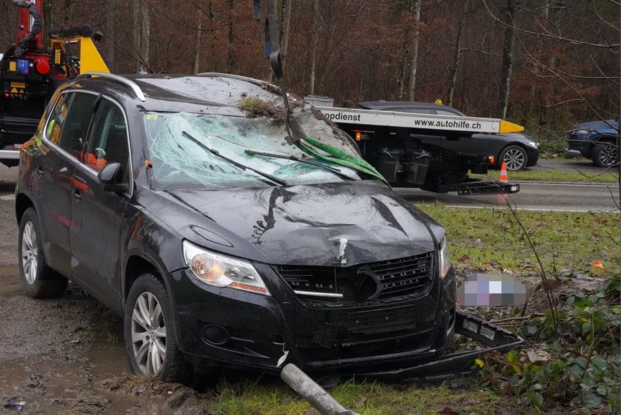 Die Autolenkerin musste mit Verletzungen in ein Spital gebracht werden.