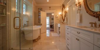luxus Badezimmer weiss gold