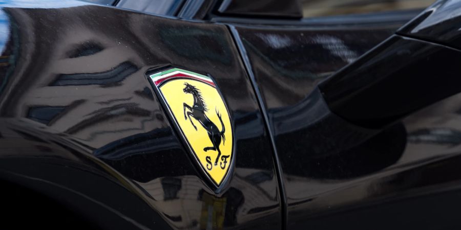 ferrari, schwarzes auto, logo ferrari