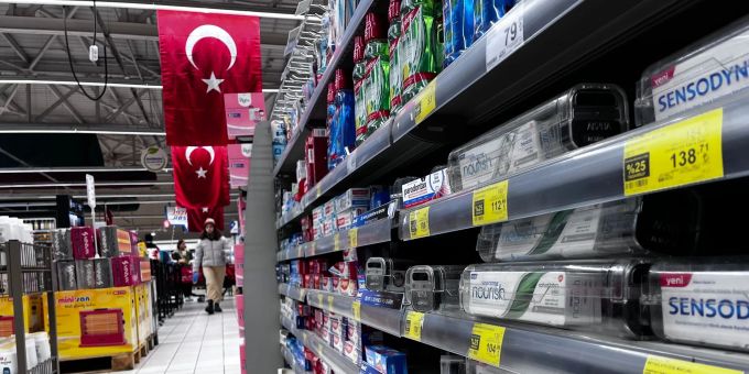 Selbst die Zahnpasta ist diebstahlgeschützt. Im Dezember er lag die Teuerungsrate in der Türkei bei knapp 65 Prozent. Supermarkt in Istanbul