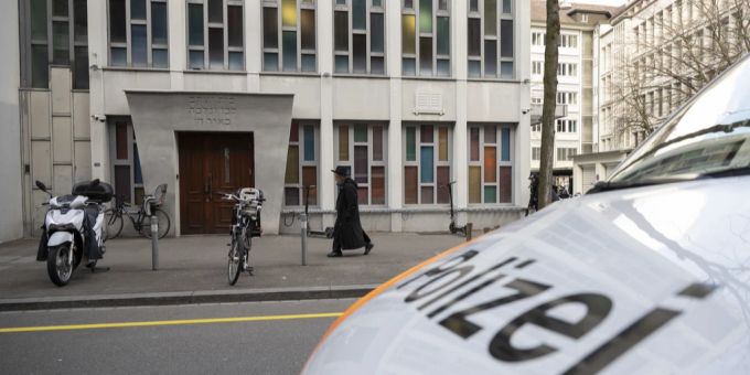 «Ein dunkles Kapitel für Zürich»: So kommentierte Stadtpräsidentin Corine Mauch (SP) den Angriff am Samstag mit grösster Verachtung. Auf dem Foto zu sehen ist die Synagoge Agudas Achim in Wiedikon. Corine Mauch