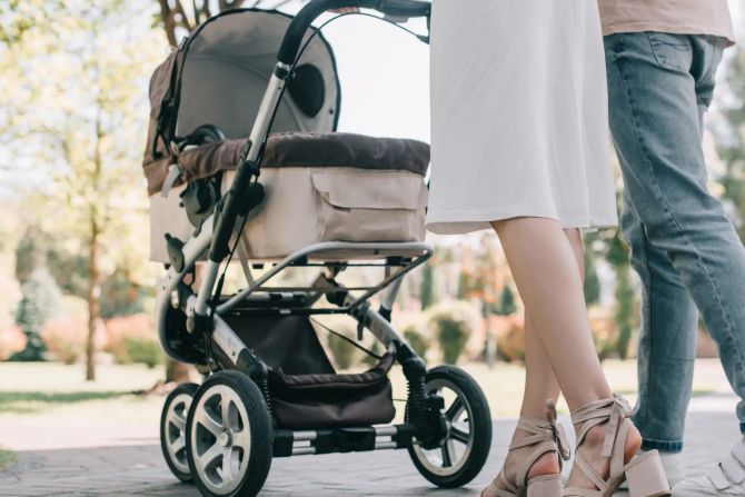 familie mit kinderwagen