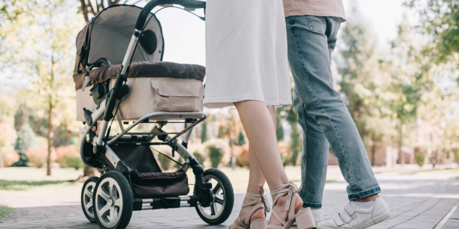 familie mit kinderwagen