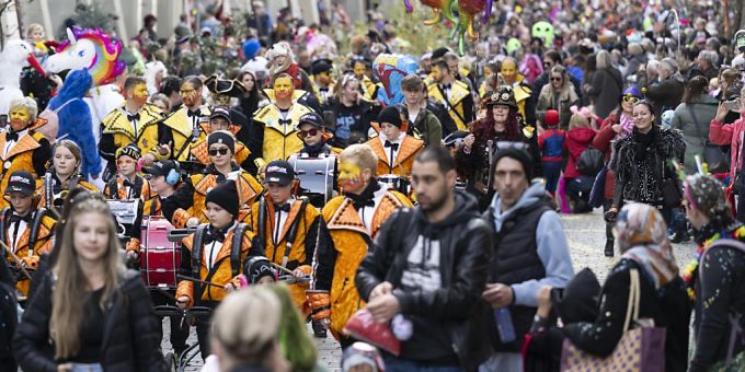 Beim Fasnachtsumzug in Schwellbrunn AR sind am Sonntagnachmittag sieben Personen verletzt worden. (Symbolbild) Beim Fasnachtsumzug in Schwellbrunn AR sind am Sonntagnachmittag sieben Personen verletzt worden. (Symbolbild)