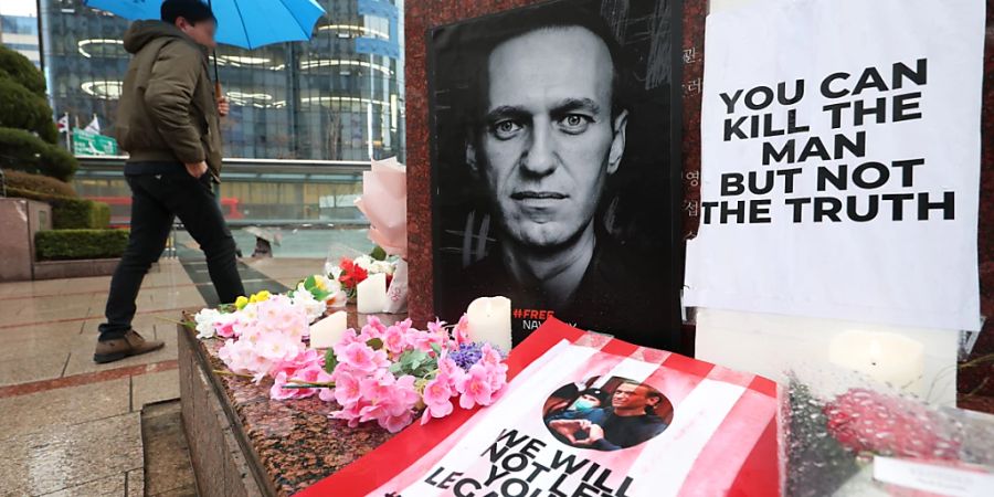 Beileidsbekundungen für Alexej Nawalny vor einem Denkmal mit einem Werk des verstorbenen russischen Dichters Puschkin in Seoul. Foto: yonhap/dpa