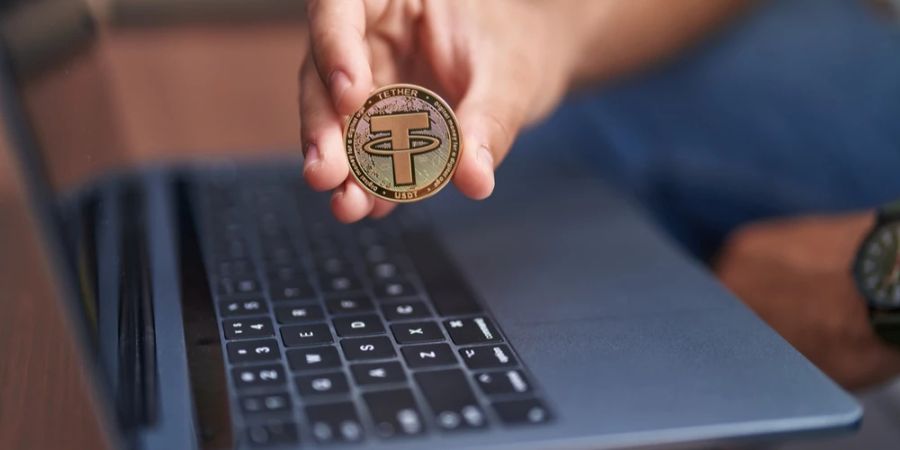 Laptop Tether Coin Hand