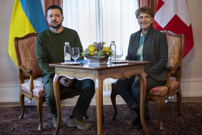 Wollpullover, Cargohose und Trekkingschuhe – der ukrainische Präsident Wolodymyr Selenskyj tritt auch immer wieder im Soldaten-Outfit auf. Selenskyj Garderobe