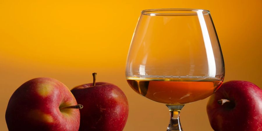 Glas Calvados Äpfel Tisch