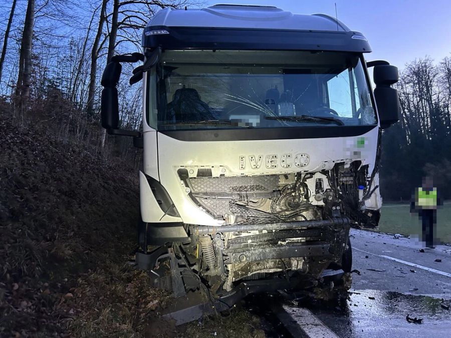 Auch der Lastwagen wurde beschädigt.