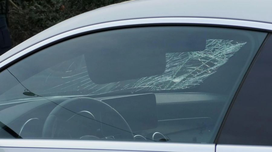 Die Scheibe des Autos ist nach dem Crash zerstört.