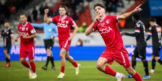 Sions Théo Bouchlarhem bejubelt das Führungstor gegen den FC Aarau. FC Aarau