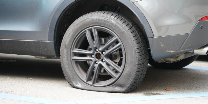 Klimaaktivisten haben in Zürich bei 20 SUVs die Luft aus den Reifen gelassen. Auto