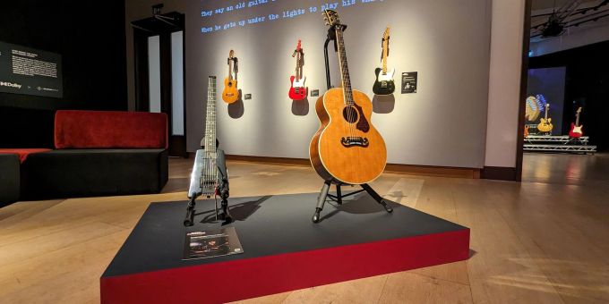 Verschiedenste Gitarren von Mark Knopfler, Musiker und Ex-Leader der Dire Straits. Verschiedenste Gitarren von Mark Knopfler, Musiker und Ex-Leader der Dire Straits.