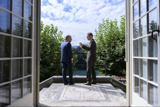 Der kanadische Aussenminister François-Philippe Champagne (links) tritt mit Bundesrat Ignazio Cassis (rechts) auf die Terrasse des Von-Wattenwyl- Hauses in Bern, bei seinem offiziellen Besuch in der Schweiz am 24. August 2020. Ignazio Cassis Von Wattenwyl