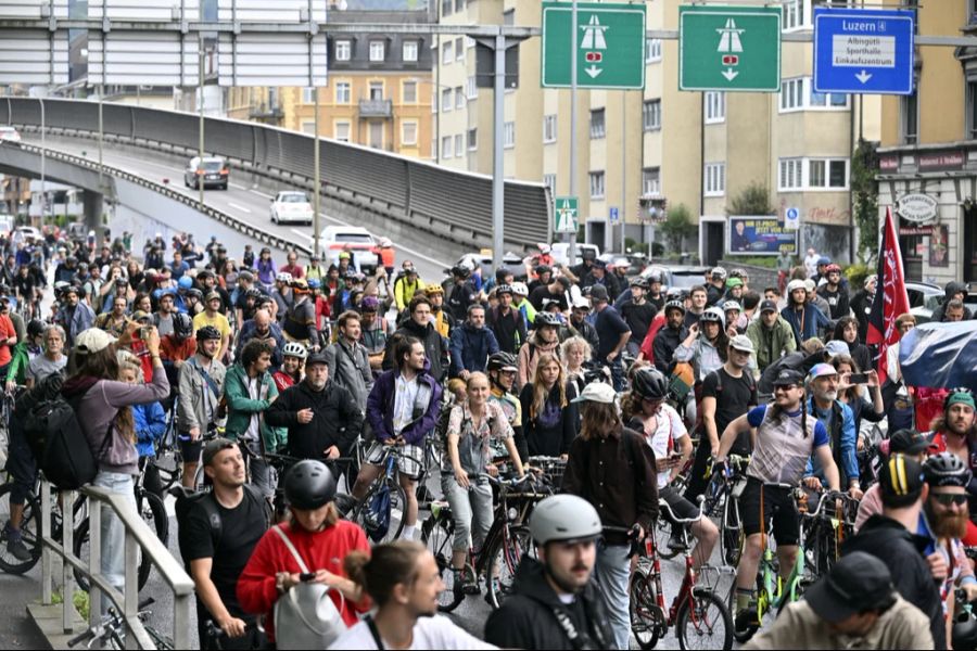 Demonstration Critical Mass