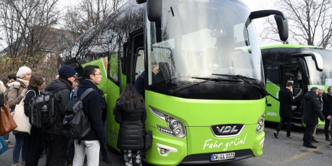 Wegen Streiks - Mehr Busse fahren aus der Schweiz nach Deutschland